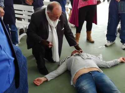 Dopo il canto che introduce l�invocazione dello Spirito Santo ecco che una donna sviene. Lodovico si alza, si avvicina e le tocca il capo pregando per la sua guarigione